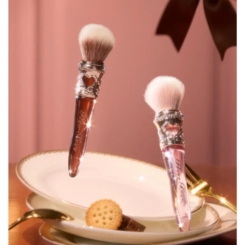 Заокруглений пензлик для рум'ян Strawberry Pink з колекції The Sweetie Bear від Flower Knows